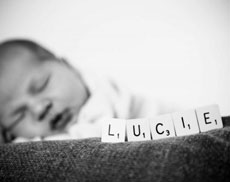 Bébé endormi et son prénom écrit avec lettre de Scrabble