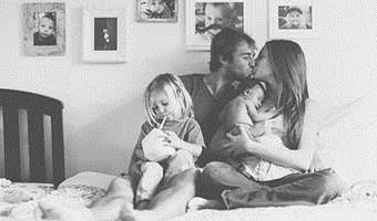 Papa, maman et bébé dans lit