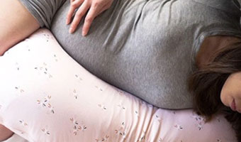 Dans quelle position dormir quand on est enceinte ?