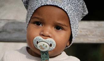 Comment bien choisir une sucette pour bébé ? Le guide complet pour jeunes parents