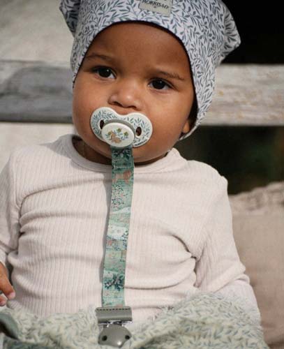 bébé avec tétine