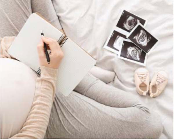 femme enceinte faisant liste